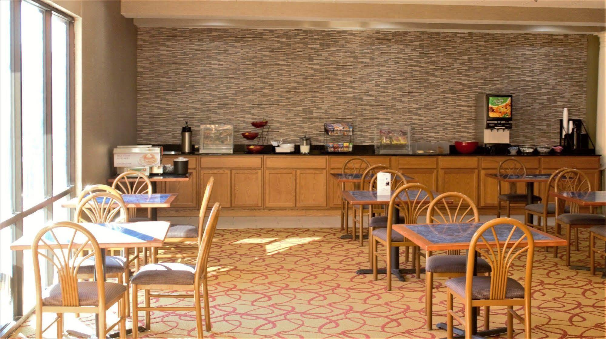 Ramada By Wyndham Wentzville Eksteriør billede